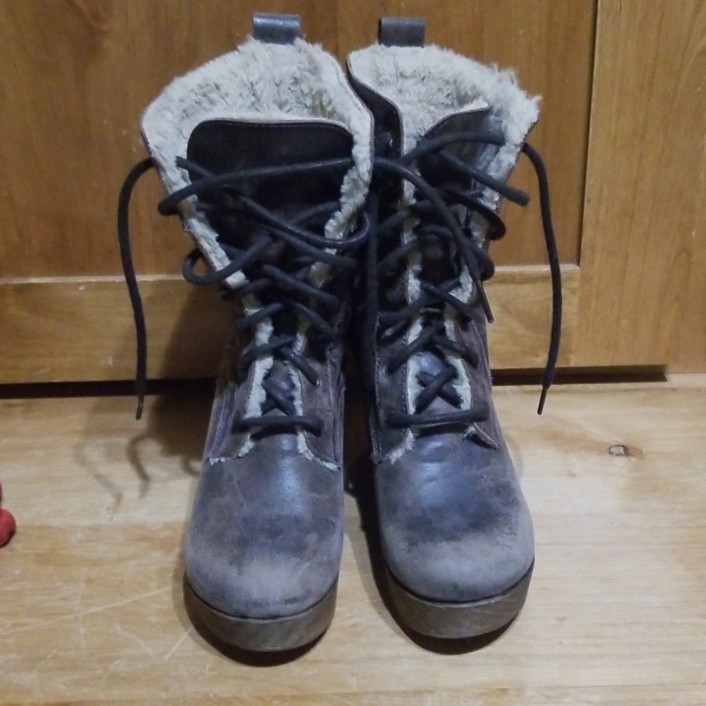 Boots - Picture 2 of 5